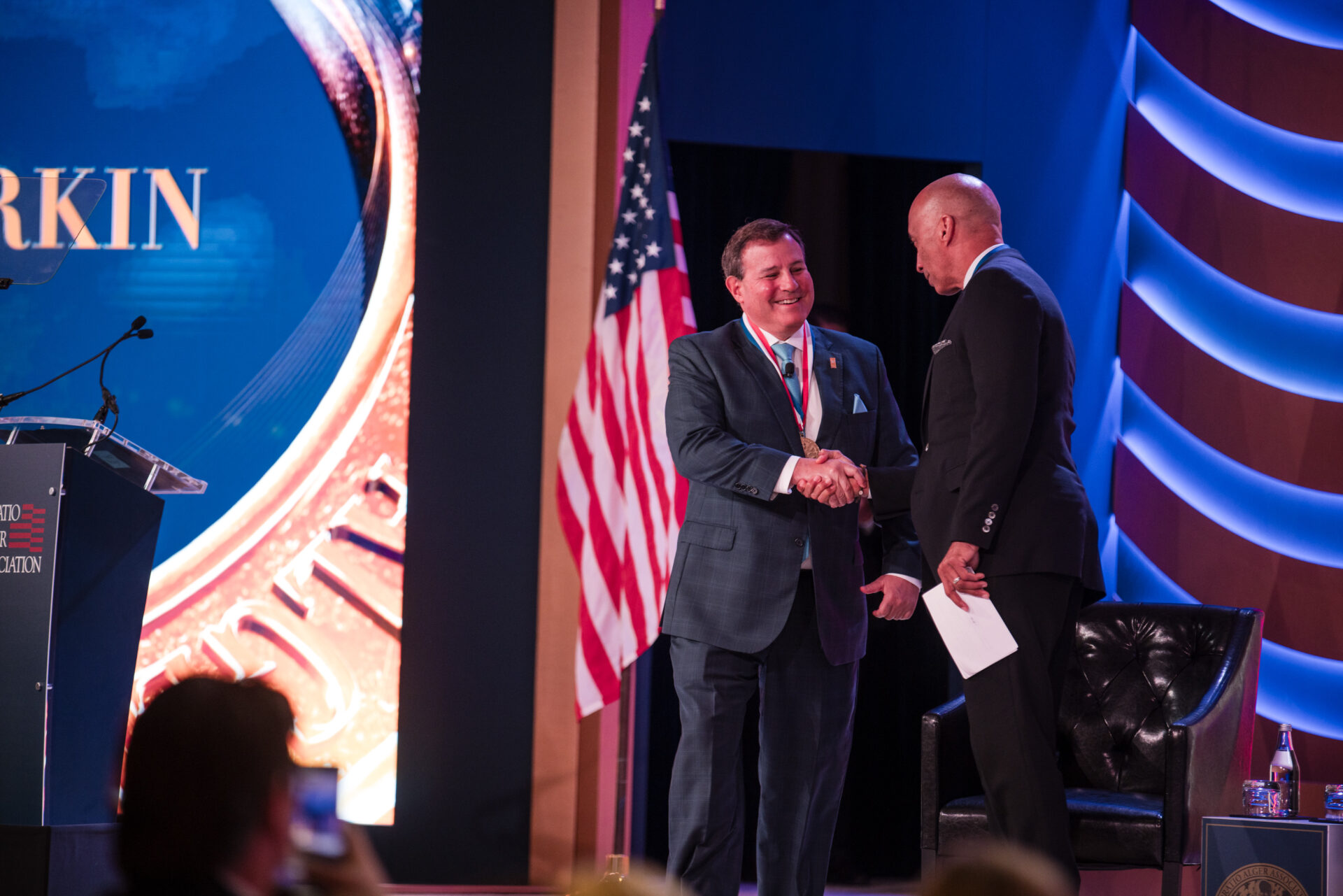 Howard Dvorkin shaking hands on stage