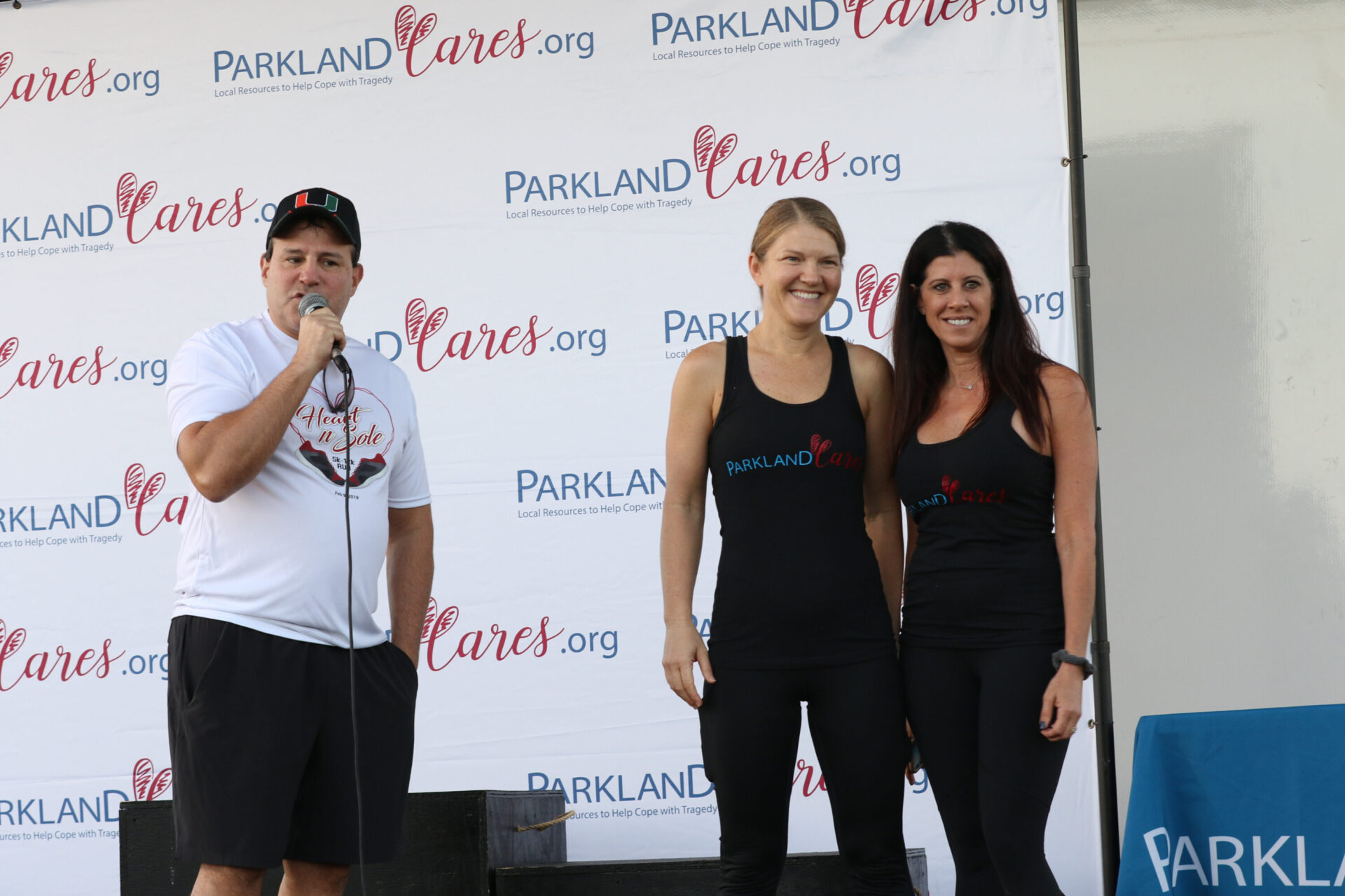 Howard Dvorkin at a Parkland Cares event giving a speech